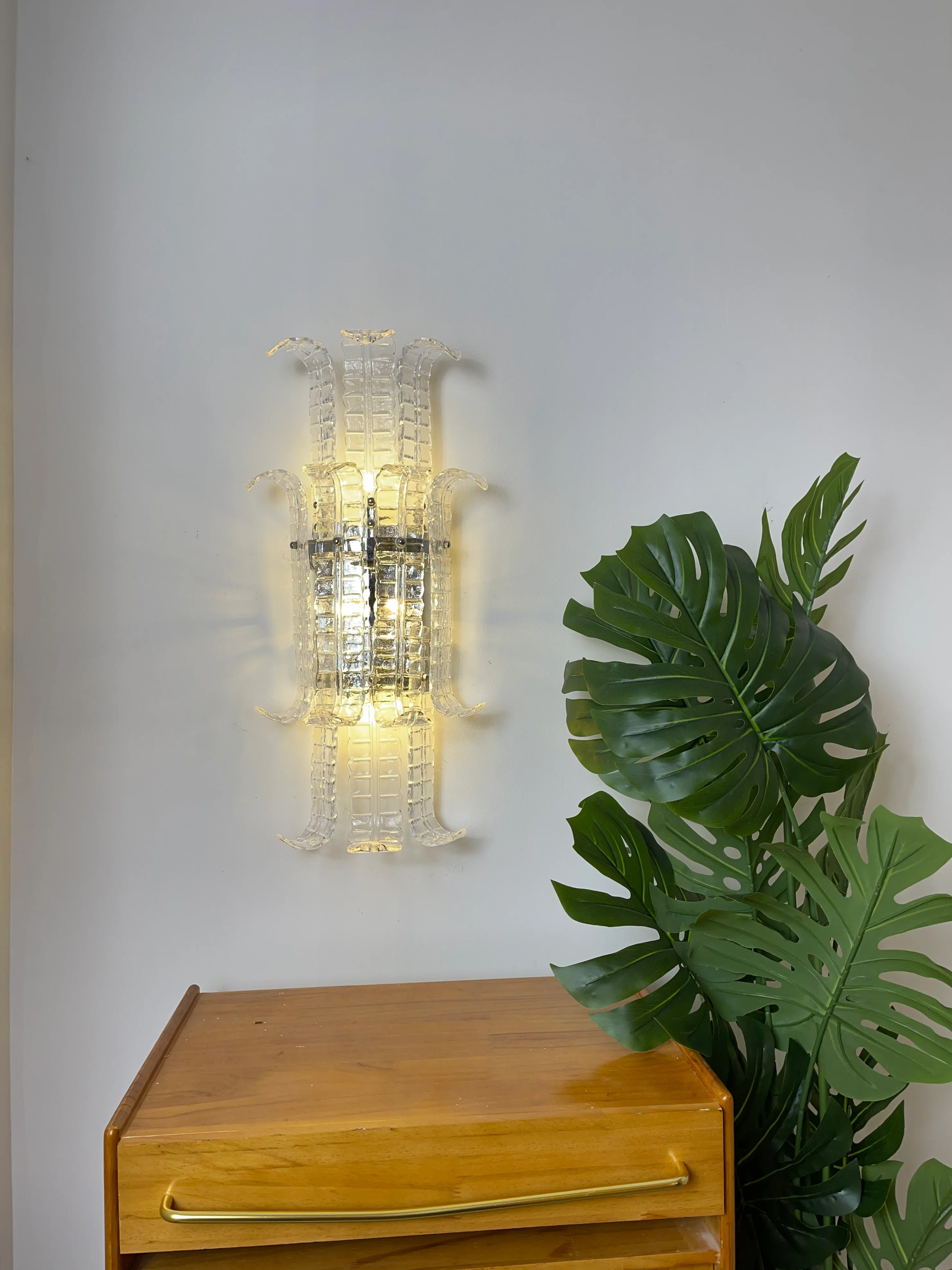 Elegant Murano Leaf Shape Glass Wall Sconce - Image 3