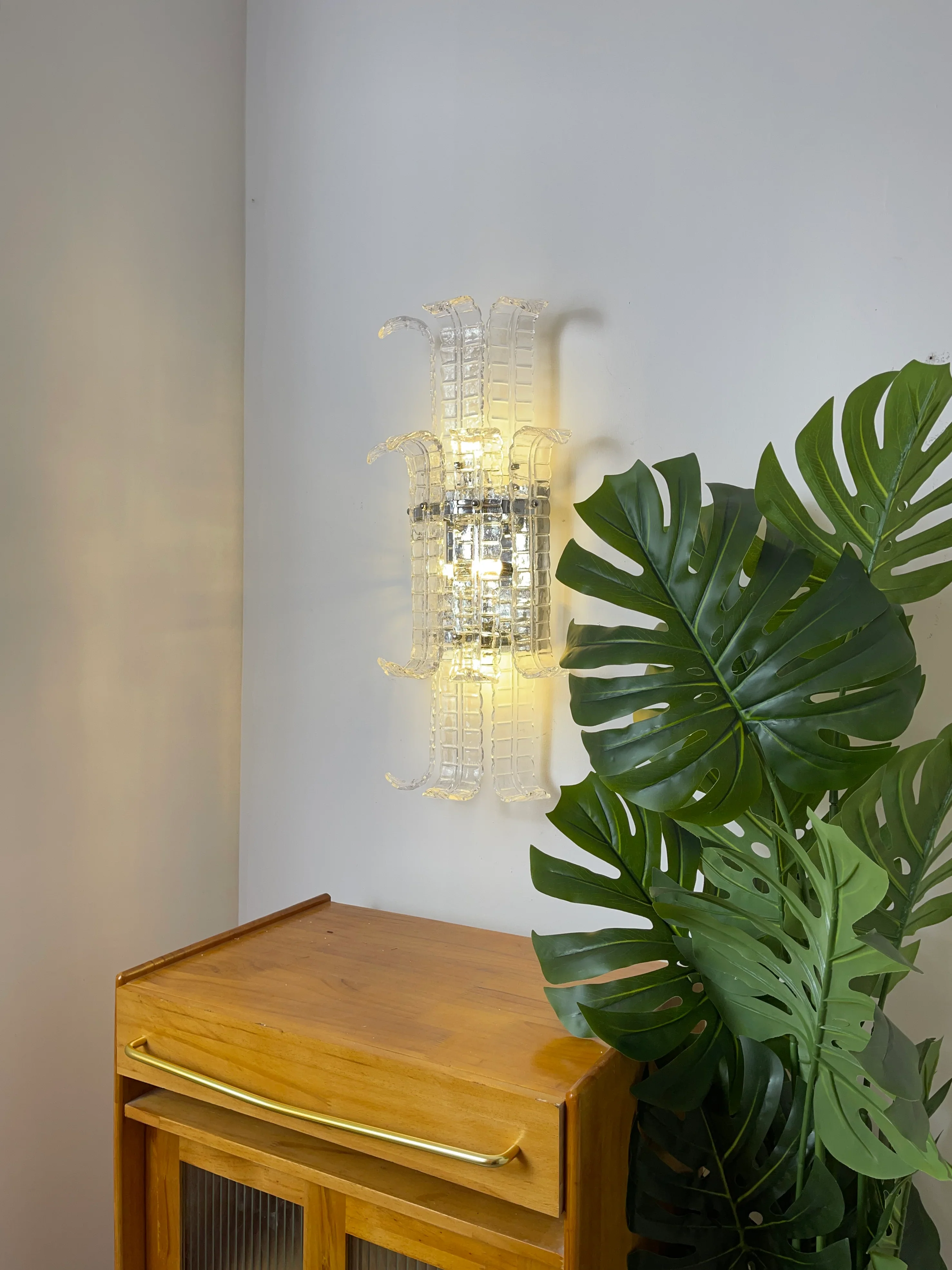 Elegant Murano Leaf Shape Glass Wall Sconce - Image 4